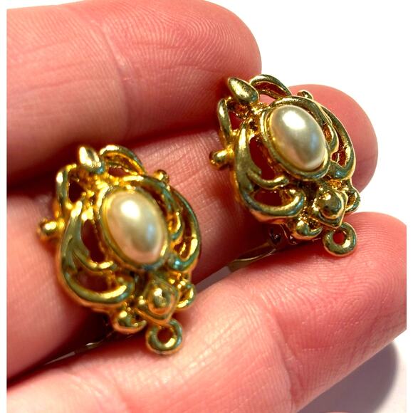 Vintage clip on earrings ornate gold & faux Pearl classic 80’s elegant bridal - Picture 6 of 7